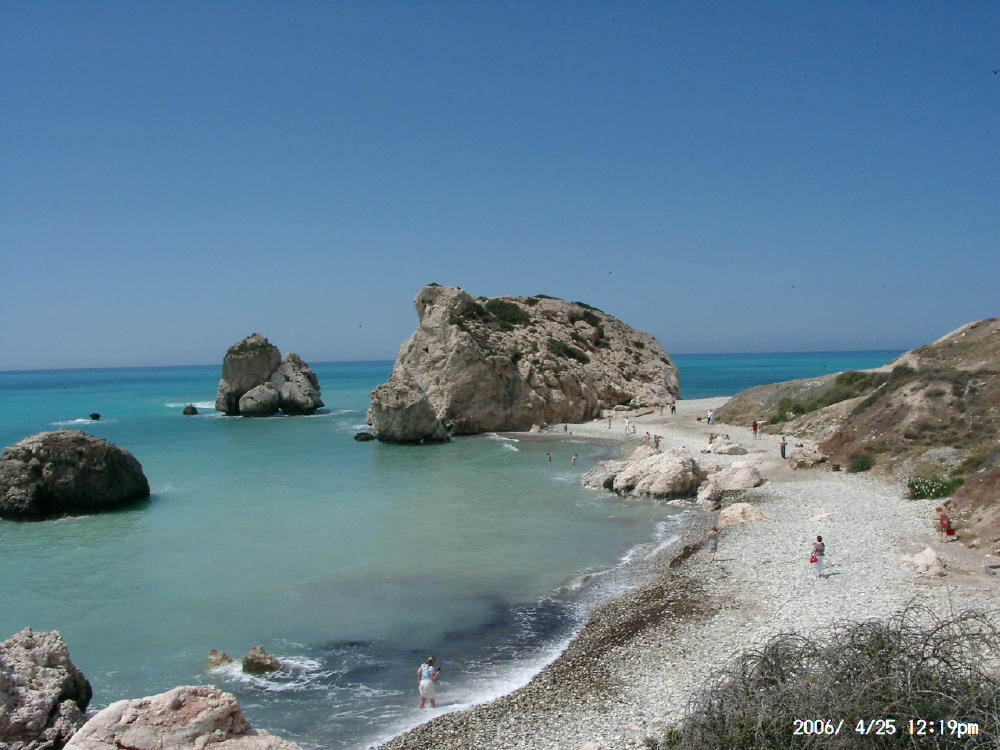 Здесь, на Кипре, Афродита вышла на берег из пены морской