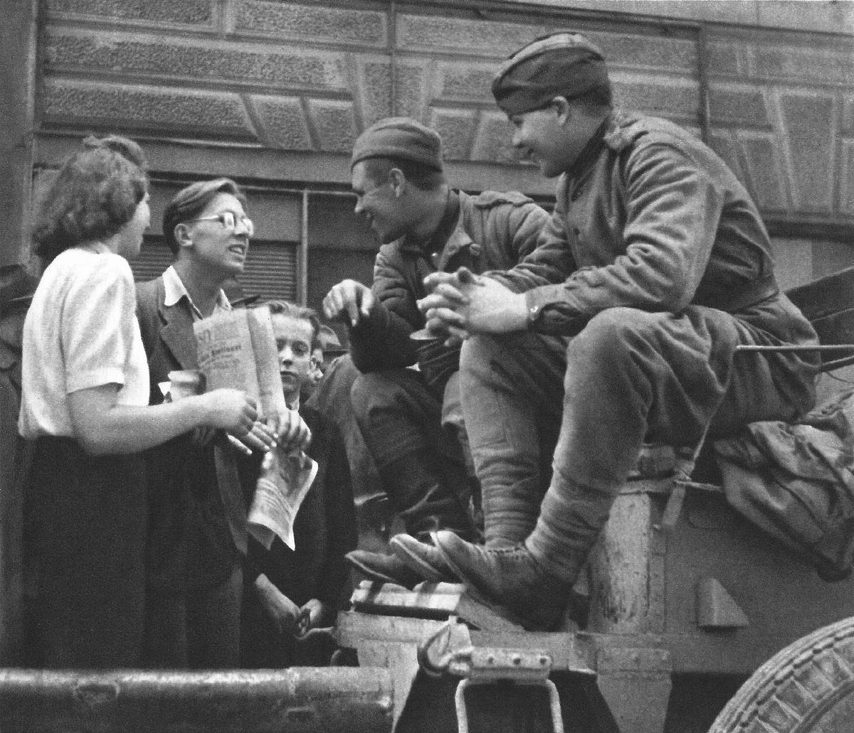 Советские солдаты общаются с жителями Праги.