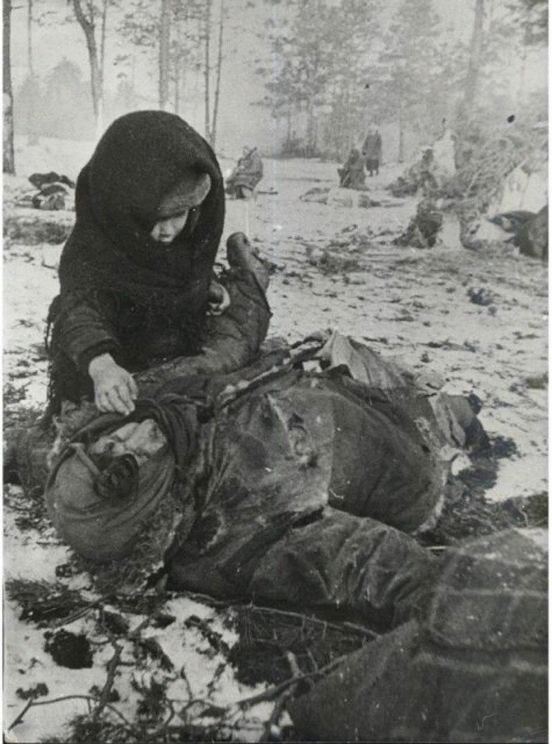 1943 г. - Ребенок рядом с телом своей матери
